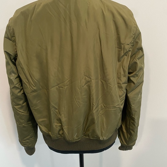 Bomber jacket in olive green size: M in excellent condition. Orange interior - Picture 9 of 10